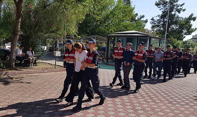 Ukraynalı kadın tefecinin elindeki kelepçeyi gizleme çabası