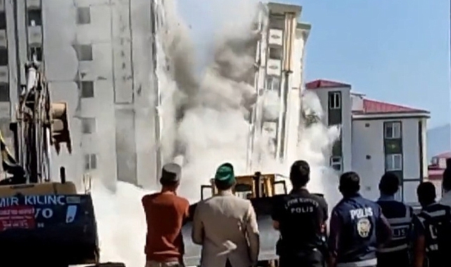 Yıkımı yapılan ağır hasarlı bina sağlam evin üzerine devrildi