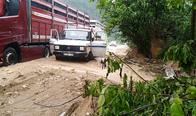 Yol selden dolayı trafiğe kapandı !