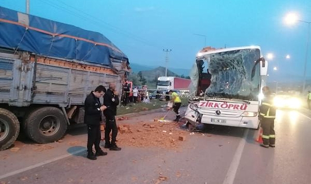 Yolcu otobüsü kamyona çarptı: 1 ölü, 9 yaralı