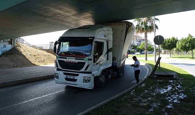 Yüksekliği hesap edemeyen tır sürücüsü alt geçitte sıkıştı