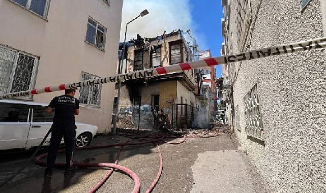 200 yıllık ev yandı, mahalleli maskeyle söndürme çalışmalarına katıldı