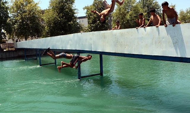 Adana'da termometreler 47 dereceyi gösterdi; çocuklar sulama kanallarına atladı