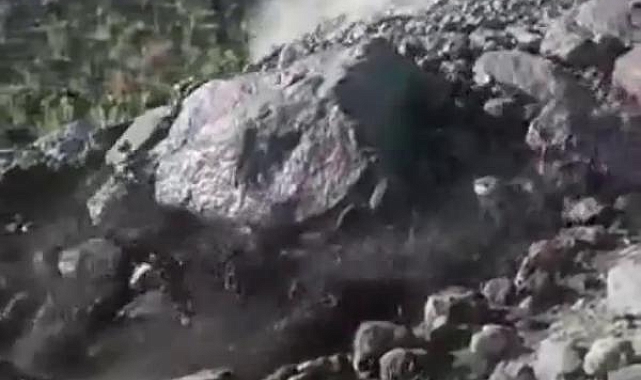 Ağrı Dağı'nda sel suları, dev kayaları sürükledi; o anlar kamerada
