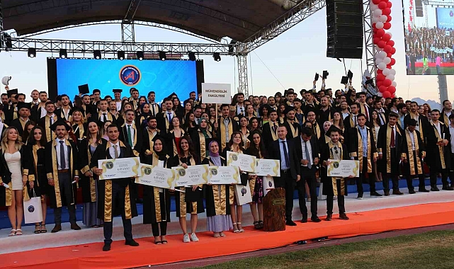 Akdeniz Üniversitesinde mezuniyet heyecanı