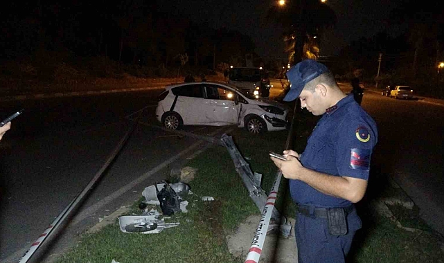 Alkollü otomobil sürücüsü elektrik direğini yerinden söktü