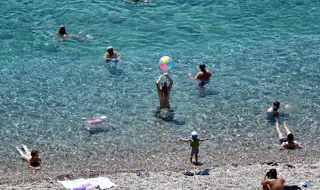 Antalya sahillerinde sıcak hava yoğunluğu