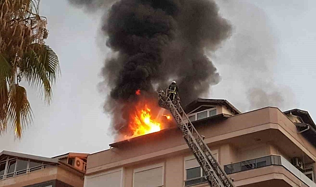 Antalya'da 4 katlı apartmanın çatısında çıkan yangın panik oluşturdu