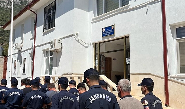 Antalya'da 84 düzensiz göçmen yakalandı, 7 şüpheli gözaltına alındı