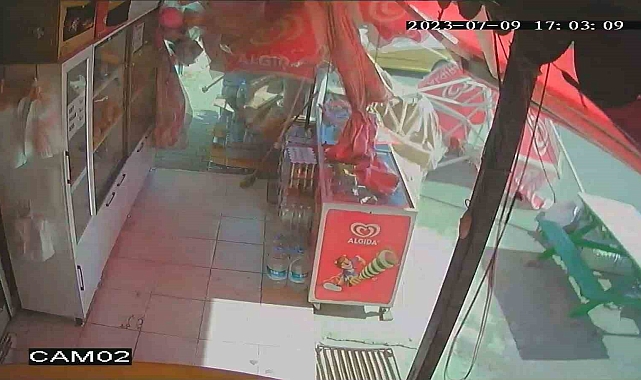 Antalya'da çıkan hortum araçların plakasını söktü, şemsiyeleri uçurtma gibi uçurdu