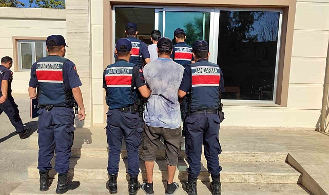 Antalya'da kesinleşmiş hapis cezasıyla aranan 2 firari yakalandı
