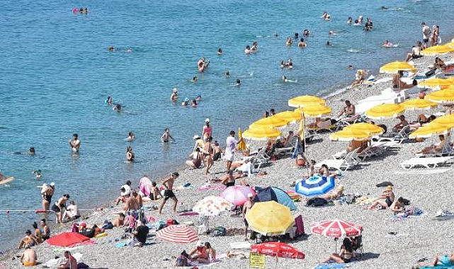 Antalya'da sıcak hava bunalttı