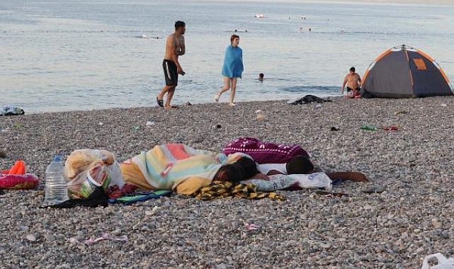 Antalya'da sıcaktan bunalanlar sahilde sabahladı