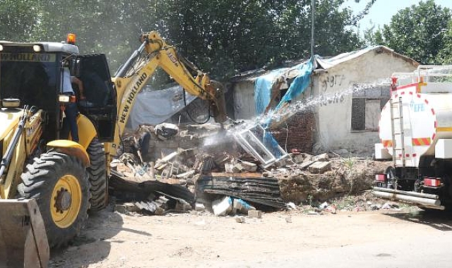Antalya&#039;da yabancı uyrukluların kaldığı 5 gecekondu yıkıldı