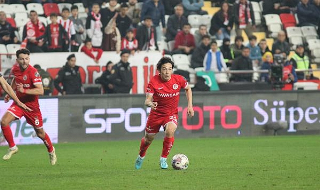 Antalyaspor'da Japon orta saha Nakajima ile yollar ayrıldı
