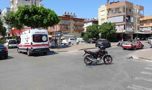Aynı yerde 1 saat arayla meydan gelen kazalarda motosiklet sürücüleri yaralandı