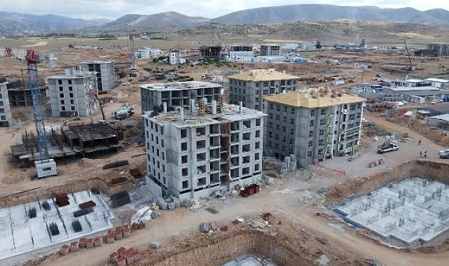 Bakan Özhaseki: Vatandaşlarımızı yuvalarına kavuşturmak için çalışıyoruz