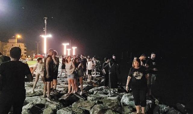 Balina sanıp sahile koştular, boru çıktı