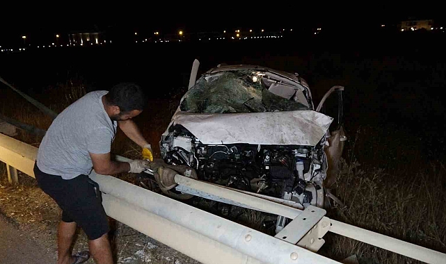 Bariyerlere çarpan araç taklalar atarak yaklaşık 100 metre sürüklendi: 2 yaralı