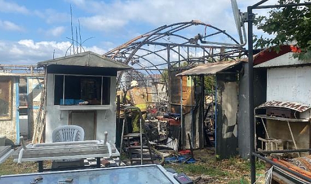 Beylikdüzü&#039;nde depo olarak kullanılan çadırda yangın