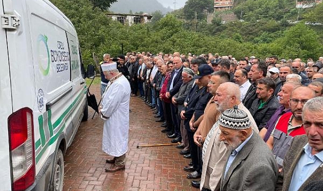 Cesedi denizde bulunan kadın, toprağa verildi