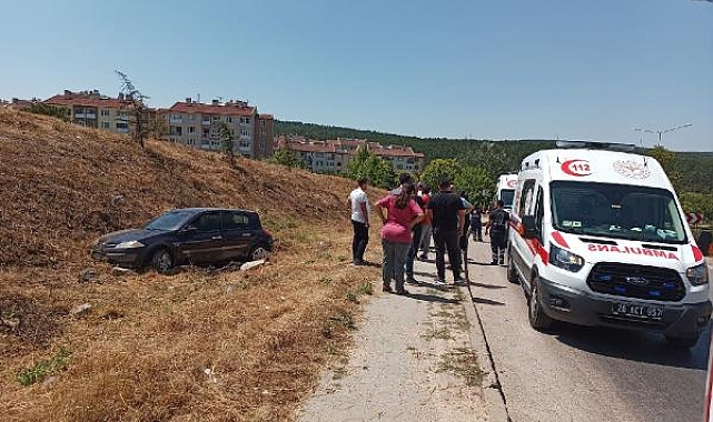 Çocuğuyla kaldırımda yürürken otomobilin çarptığı kadın, ağır yaralandı
