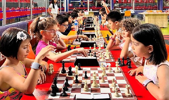 Çocuklar, İstanbul satranç turnuvasında hem eğlendi hem yarıştı