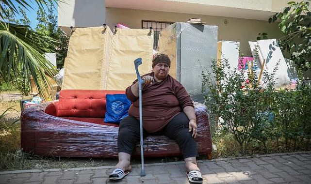 Dava devam ederken evinden tahliye edildi, sokakta kanepede kalıyor