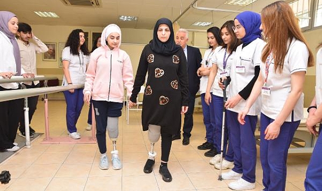 Depremde bacaklarını kaybeden anne ve kızı, protezle ayağa kalktı