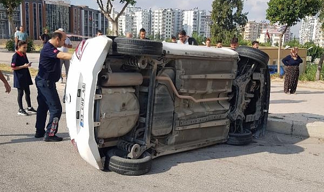 Devrilen otomobilden fırlayan sürücü, başını asfalta çarpıp öldü