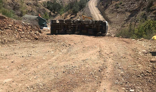 Devrilen tomruk yüklü kamyondan atlayarak kurtuldu