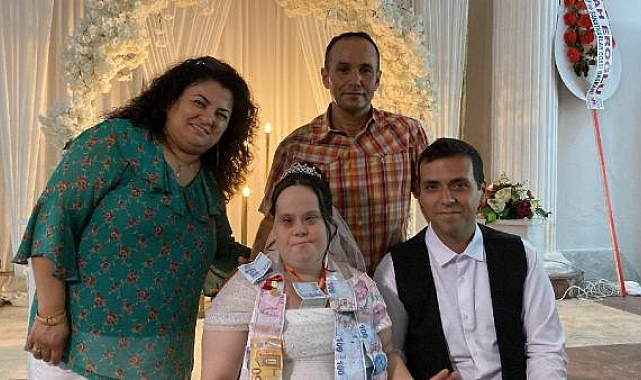 Down sendromlu Sibel, temsili düğünle gelinlik giydi