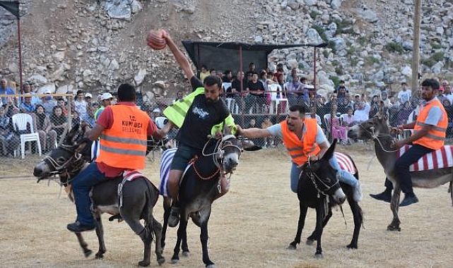 Eşek üzerinde 'Yörük futbolu'