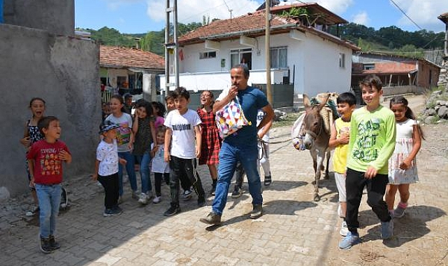 'Eşekli kütüphane' hizmetini gönüllü olarak yapıyor