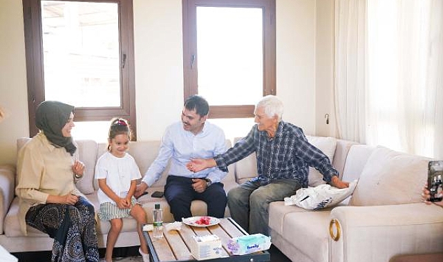 Eski bakan Kurum, Manavgat'taki yangınzedeye sözünü tuttu