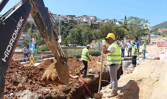 Finike Kanalizasyon Şebeke Hattı inşaatında sona gelindi