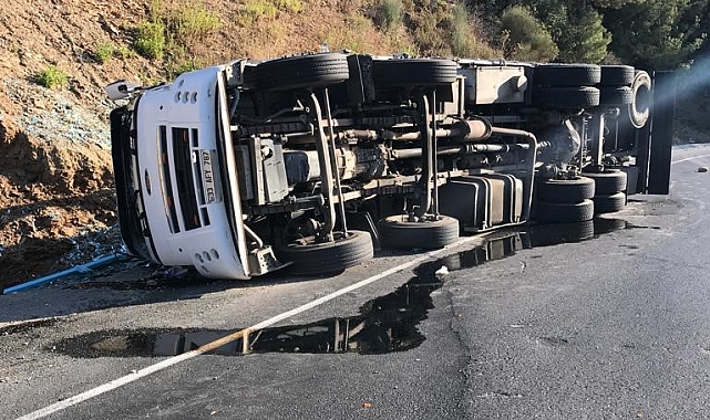 Gazipaşa'da cam yüklü kamyon devrildi: 1 yaralı