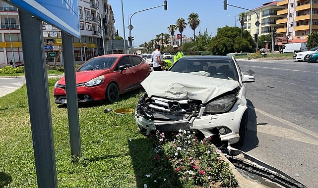 Gazipaşa'da iki otomobil çarpıştı: 2'si çocuk 4 kişi yaralandı