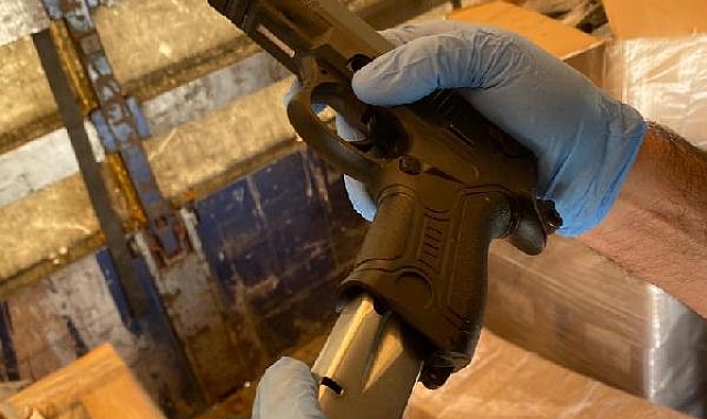 Gümrük mührü bozulan TIR'da binlerce tabanca parçası ele geçirildi