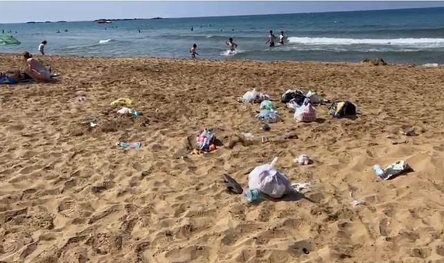 Halk plajındaki çöpleri gören plaj işletmecisi isyan etti
