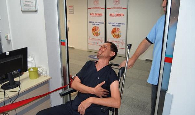 Hasta yakını, &#039;çarşaf&#039; tartışmasında sağlık çalışanını dövdü