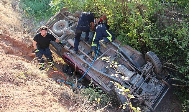 Kanala düşen kamyonetin altında kaldı, 1 saatlik çalışmayla kurtarılabildi