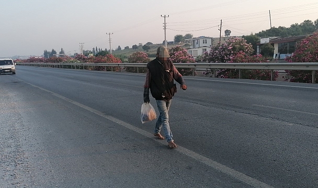 Karayolunun ortasında çıplak ayakla yürüyünce jandarmayı harekete geçirdi
