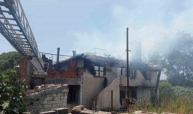Kardeşlere miras kalan ev alev alev yandı