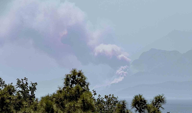 Kemer'deki orman yangınının büyüklüğü şehir merkezinden çekilen görüntüyle gözler önüne serildi