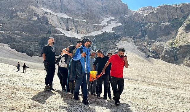 Kırılan buzulların arasına düşüp kaybolan 2 kişiyi arama çalışmaları yeniden başladı