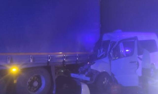 Kırkpınar güreşçilerini taşıyan minibüs TIR&#039;a çarptı: 9 yaralı 