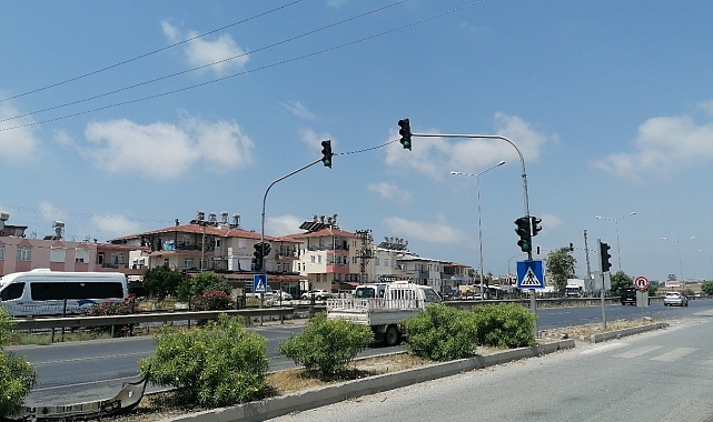 Kırmızı ışıkta yavaşlayan kamyona arkadan çarptı