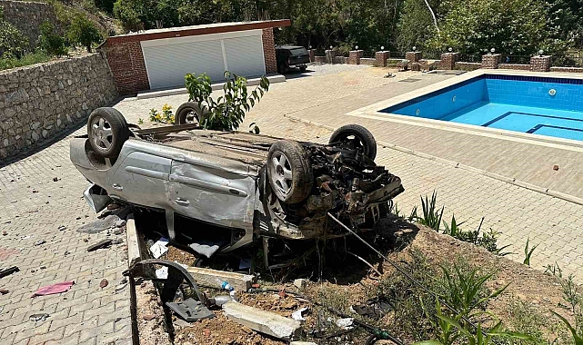 Köpeğe çarpmamak için manevra yaptı, otomobil 10 metre yükseklikten bahçeye uçtu: 6 yaralı