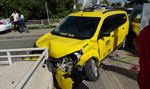 Köprü çıkışında çarpışan araçlar, korkuluğa takıldı